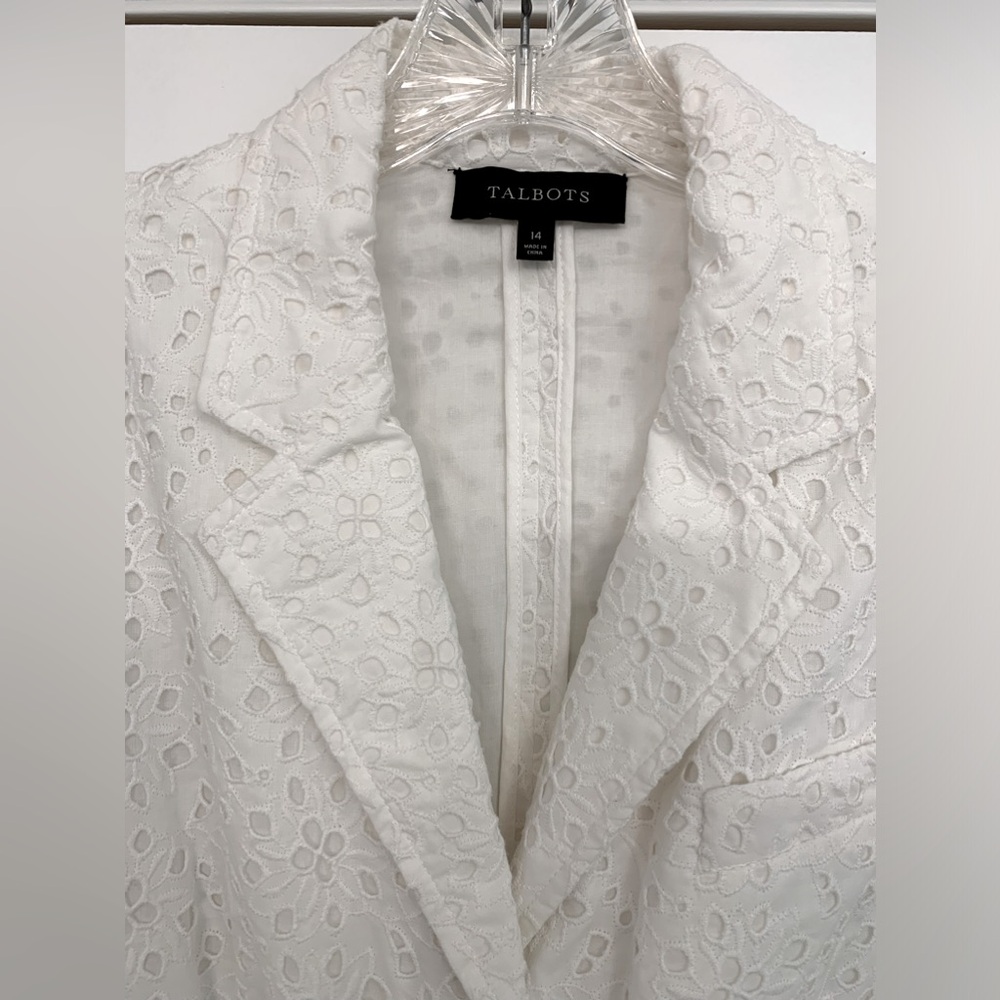 White cotton women’s blazer; Excellent condition; size 14